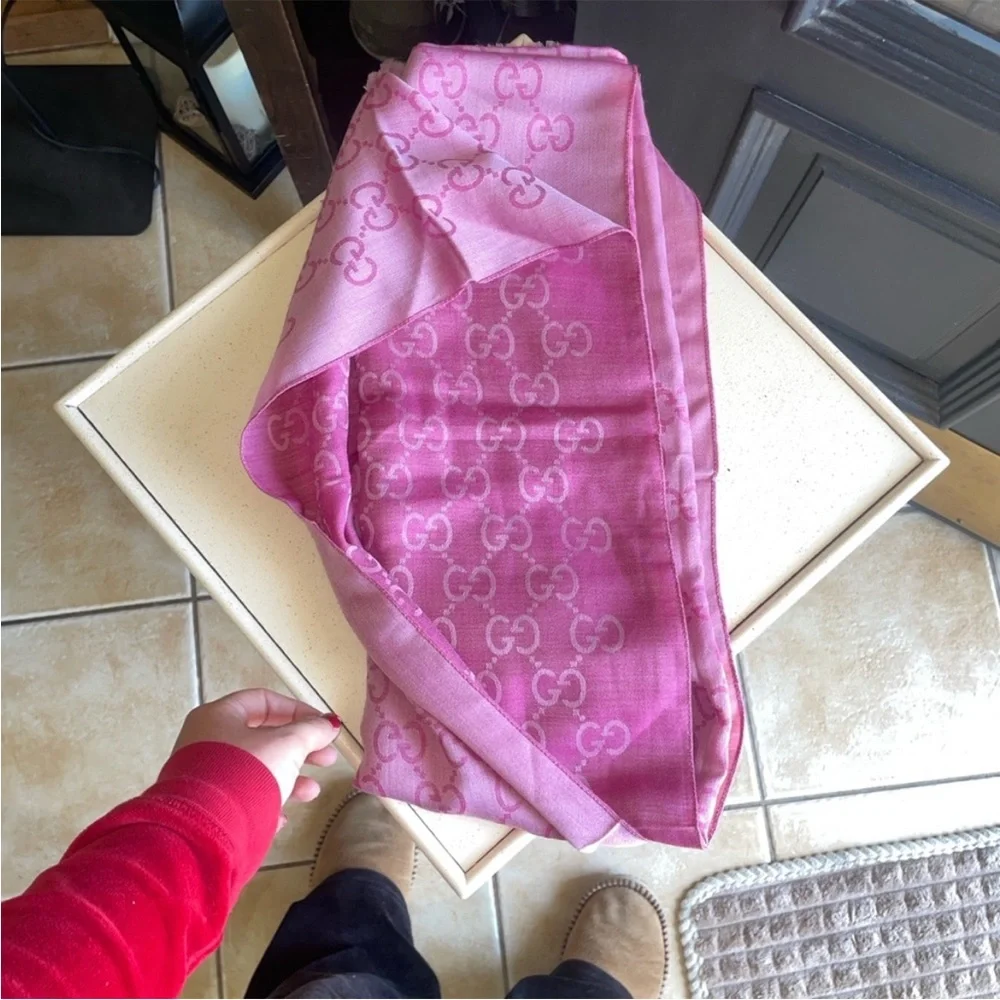 Authentic Gucci Fuchsia pink Logo Scarf - Picture 3 of 3